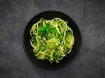 Zucchini Spaghetti mit grünem Pesto | © Getty Images/Westend61