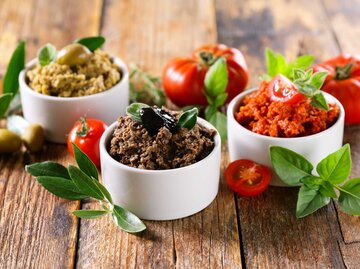 Oliven Tapenade aus schwarzen und grünen Oliven | © Getty Images/margouillatphotos