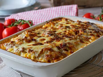 Auflauf mit Bolognese und Bechamelsauce und Käsebelag  | © Getty Images/Angelika Heine