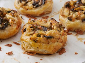 Pilz-Blätterteigschalen mit geräuchertem Gouda | © Getty Images/LauriPatterson