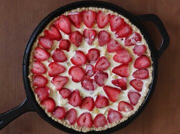 Erdbeerkuchen in der Pfanne | © Getty Images/Katrin Ray Shumakov