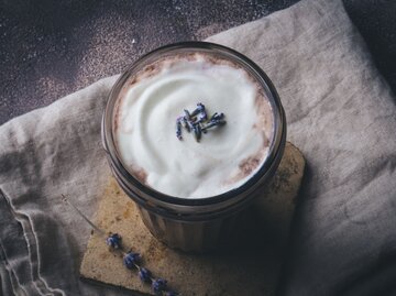 Lavender Latte | © Getty Images/Uladzimir Zuyeu