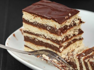 GeschichteterSchokoladenkuchen mit Glasur von der Seite | © Getty Images/vinicef