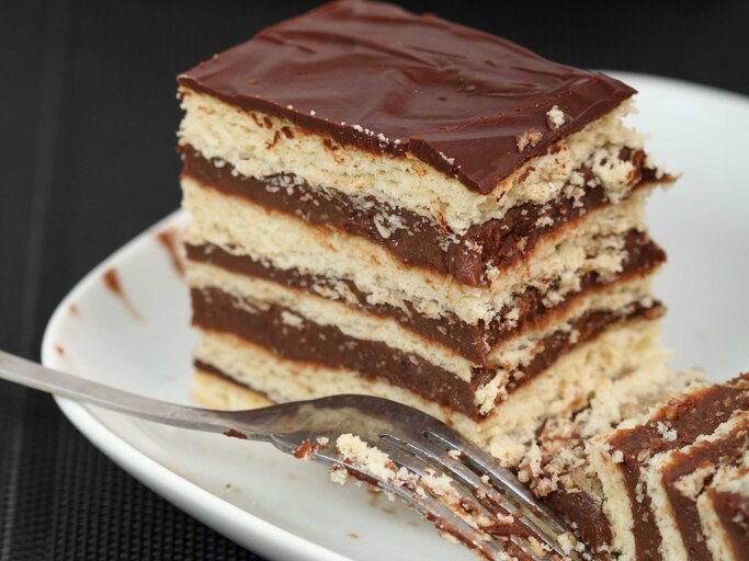 GeschichteterSchokoladenkuchen mit Glasur von der Seite | © Getty Images/vinicef