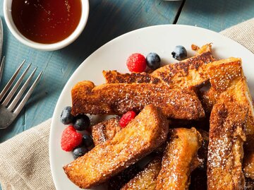 Hausgemachte French Toast Sticks mit Ahornsirup | © Getty Images/bhofack2