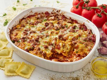 Eine Auflaufform mit Ravioli Lasagne auf einem Tisch | © Getty Images/LauriPatterson