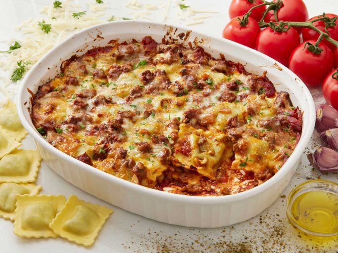 Eine Auflaufform mit Ravioli Lasagne auf einem Tisch | © Getty Images/LauriPatterson
