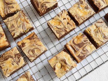 Cheesecake-Brownies auf einem Backgitter | © Getty Images/Glasshouse Images