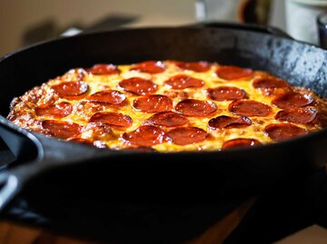 iefes Peperoni-Pizzablech, gebacken in einer großen schwarzen Gusseisenpfanne | © Getty Images/DianeBentleyRaymond