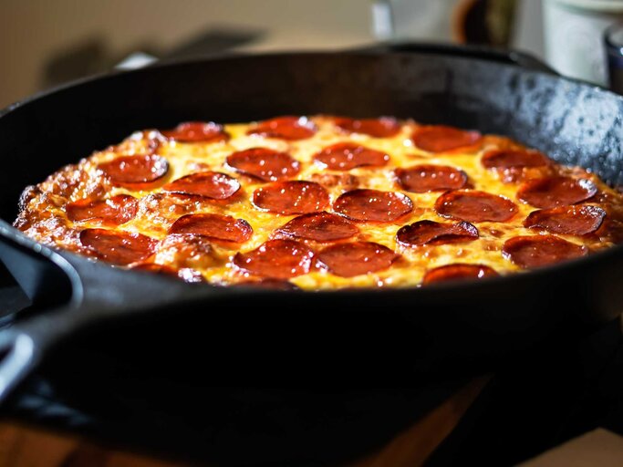 iefes Peperoni-Pizzablech, gebacken in einer großen schwarzen Gusseisenpfanne | © Getty Images/DianeBentleyRaymond