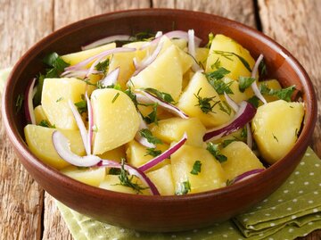 Kartoffelsalat mit Zwiebeln | © Getty Images/ALLEKO
