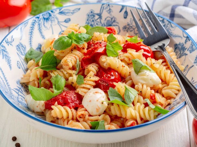 Nudelsalat Caprese | © Getty Images/SMarina