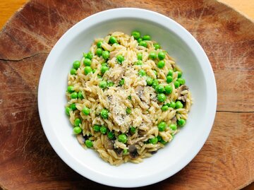 Orzo Nudeln mit Erbsen | © Getty Images/Wirestock