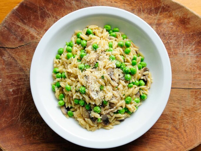 Orzo Nudeln mit Erbsen | © Getty Images/Wirestock