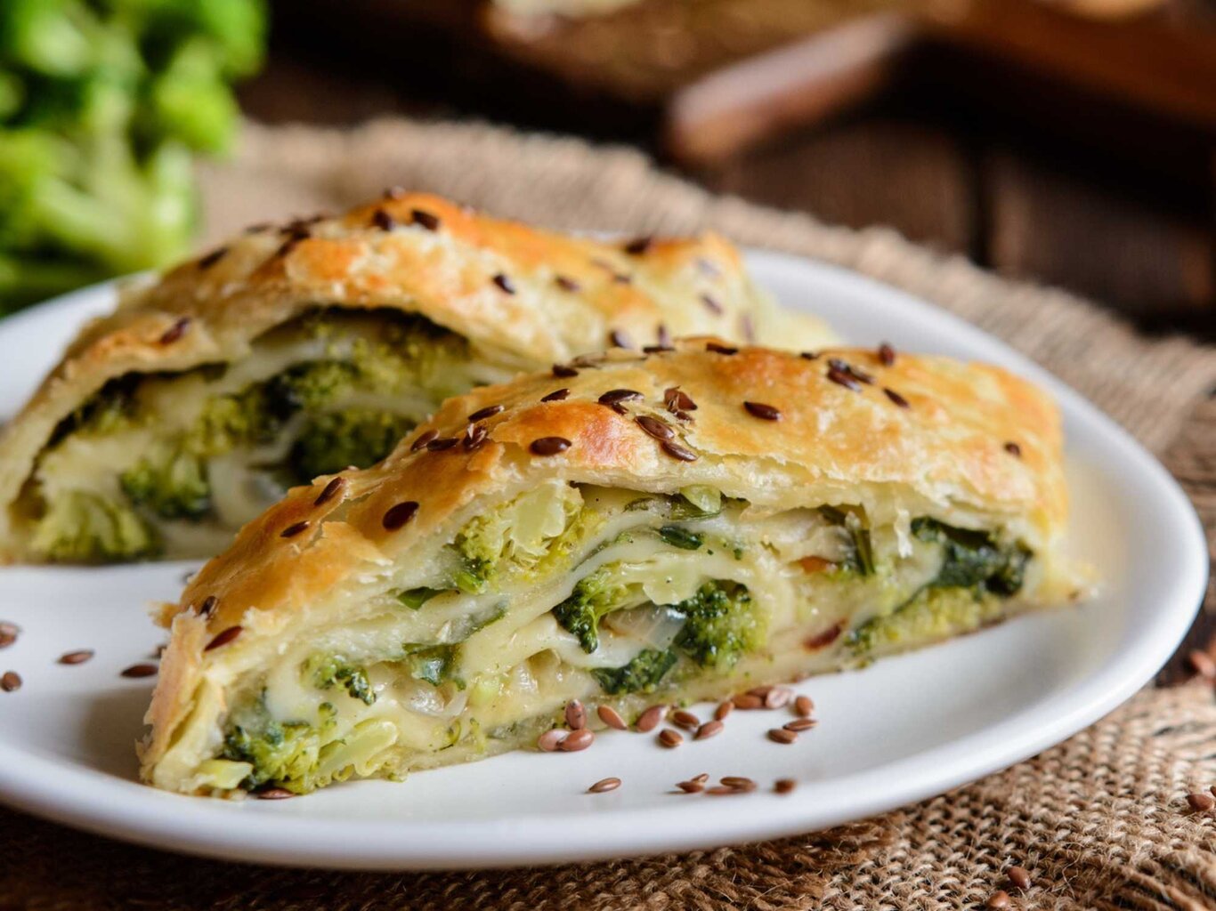 Herzhafter Genuss: Knuspriger Brokkoli-Spinat-Strudel Herzhafter Genuss: Knuspriger Brokkoli-Spinat-Strudel