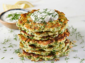 Zucchini-Kartoffelpuffer gestapelt | © Getty Images/LauriPatterson