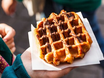 Belgische Waffel mit Schokosoße | © Adobe Stock/funkyfrogstock