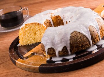 Kuchen aus Gugelhupfform auf einem Tisch | © Getty Images/LapetinaPhoto