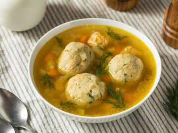 Ein Teller Knödelsuppe auf einem Tisch | © Adobe Stock/Brent Hofacker