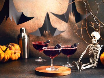 Zwei Cocktailgläser mit Halloween Dekoration | © Getty Images/fortyforks