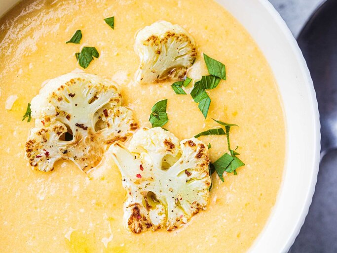 Blumenkohl-Kartoffelsuppe | © Adobe Stock/vaaseenaa