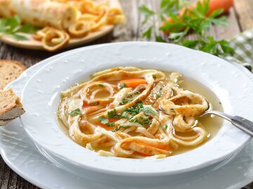 Ein Teller Flädlesuppe | © Adobe Stock/kab-vision