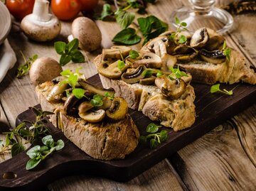 Zwei Scheiben Brot mit Pilzen auf einem Tisch | © Getty Images/PeteerS