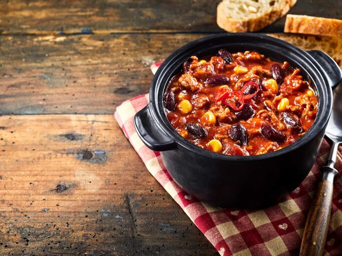 Eine Schüssel Hackfleisch-Topf nach Cowboy-Art auf einem Tisch | © Adobe Stock/exclusive-design