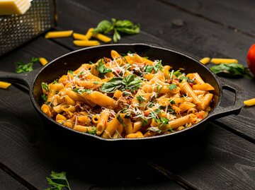 Eine Pfanne mit Nudeln von oben | © Adobe Stock/lounom