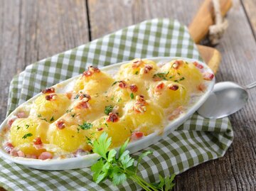 Eine Teller mit Käse überbackener Knödel | © Getty Images/kabVisio