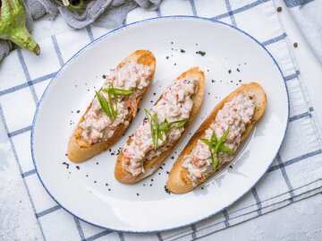 Zwei Brote mit Krabbensalat auf einem Tisch | © Adobe Stock/bbivirys