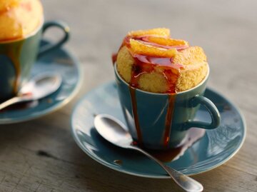 Eine Tasse mit gebackenem Kürbiskuchen | © Getty Images/Tim Macpherson