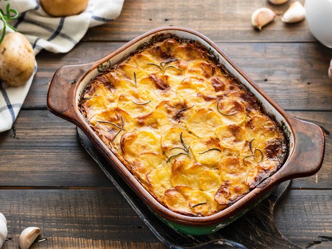 Inselköstlichkeit: Kretanische Kartoffeln mit würzigem Käse