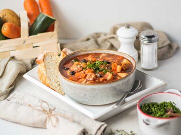 Suppe auf einem gedeckten Tisch | © Getty Images/MelanieMaya