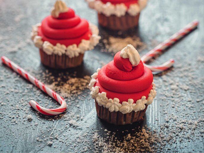 Einfach festlich: Weihnachtsmuffins im Santa Look