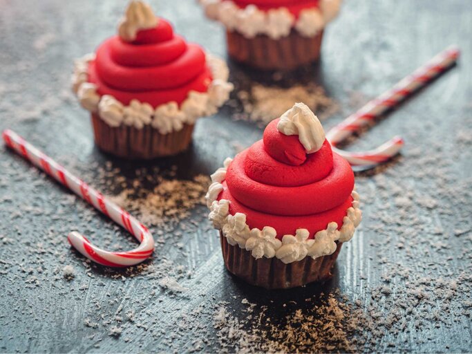 Drei rote Muffins auf einem Tisch | © Getty Images/kajakiki