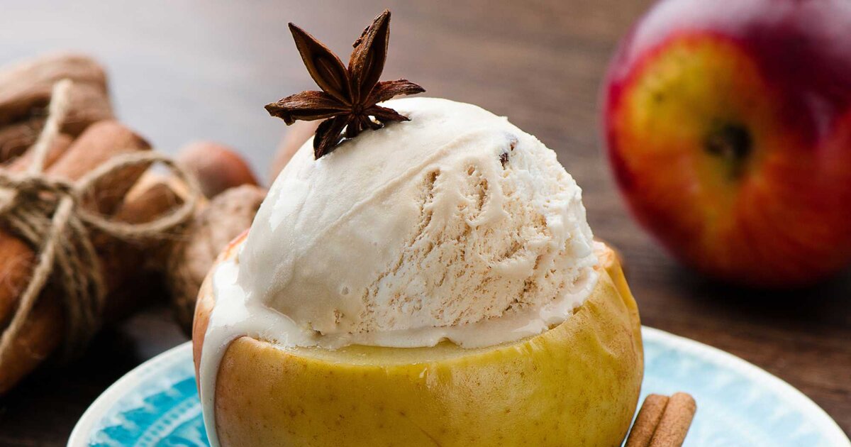 Perfekt zur Vorweihnachtszeit: Duftende Bratäpfel mit Walnusseis