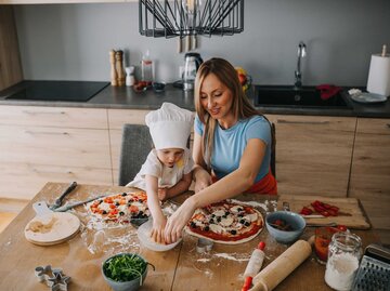 Mutter und Tochter machen zusammen Pizza | © Adobe Stock/Irina Magrelo
