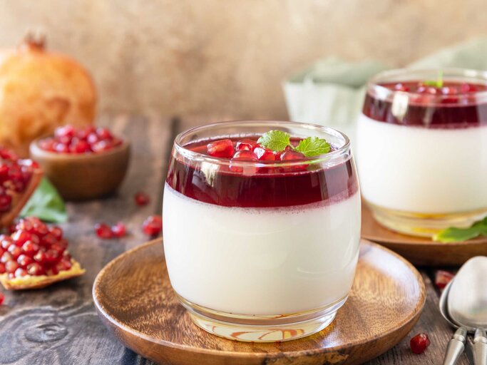 Festliches Dessert: Weiße Schokoladencreme mit Granatapfel im Glas