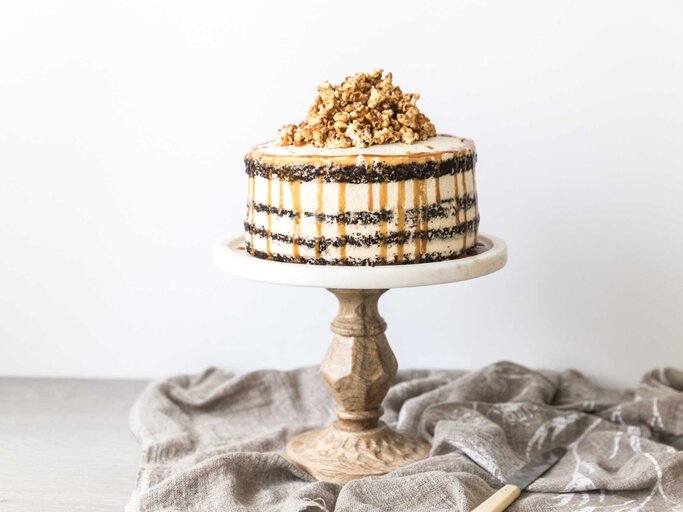 Ein Tortenständer mit Karamell-Nusskuchen | © Getty Images/emmaduckworth