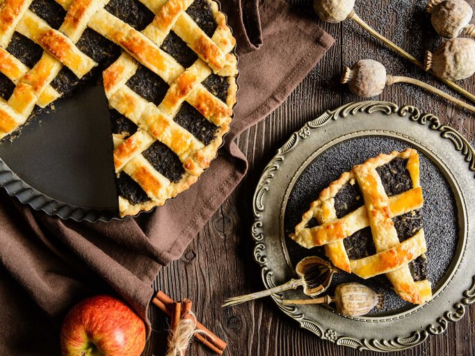  Steppdecken-Mohnkuchen auf einem Tisch | © Adobe Stock/noirchocolate