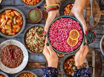 Ein gedeckter Tisch mit einer Schüssel Pancarli Kisir | © Adobe Stock/studio GDB