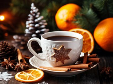 Tasse Kaffee in weihnachtlichem Ambiente | © Adobe Stock/nsit0108/KI generiert