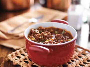Silvestersuppe - Suppe mit deftigen Zutaten u.a. Hackfleisch und Schmand | © Getty Images/rez-art