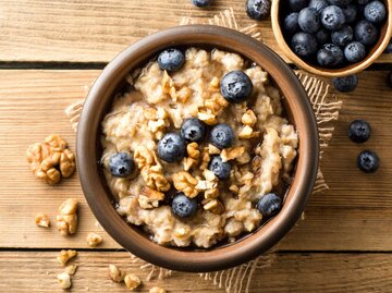 Porridge mit Blaubeeren | © Adobe Stock/nesavinov
