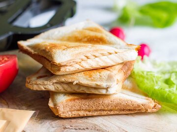 Toasts aus dem Sandwichmaker | © Adobe Stock/udra11