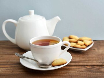 Kekse und Tee | © Adobe Stock/tashka2000