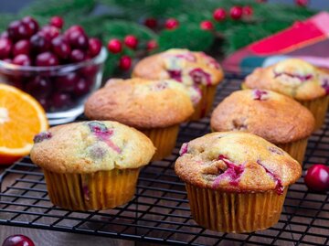 Ein Blech Cranberry Muffins | © Adobe Stock/ iuliia_n