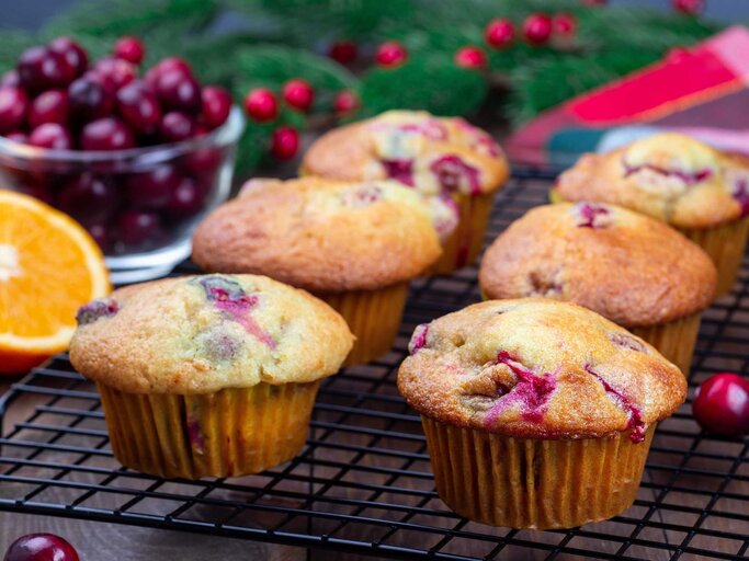 Ein Blech Cranberry Muffins | © Adobe Stock/ iuliia_n