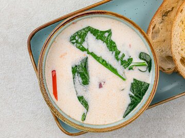 Eine Schüssel Ravioli-Suppe mit Lachs und Spinat | © Adobe Stock/Hihitetlin